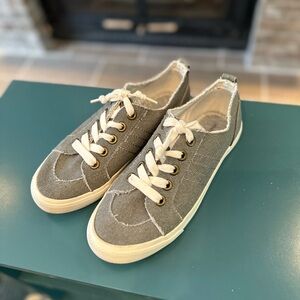 Maurice’s canvas shoe sz 6 1/2M